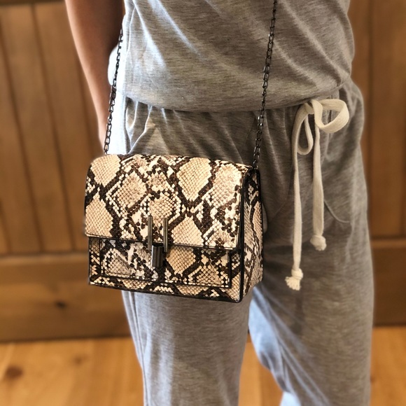 LOOKS BY LAUREN - Picture 4 of 6